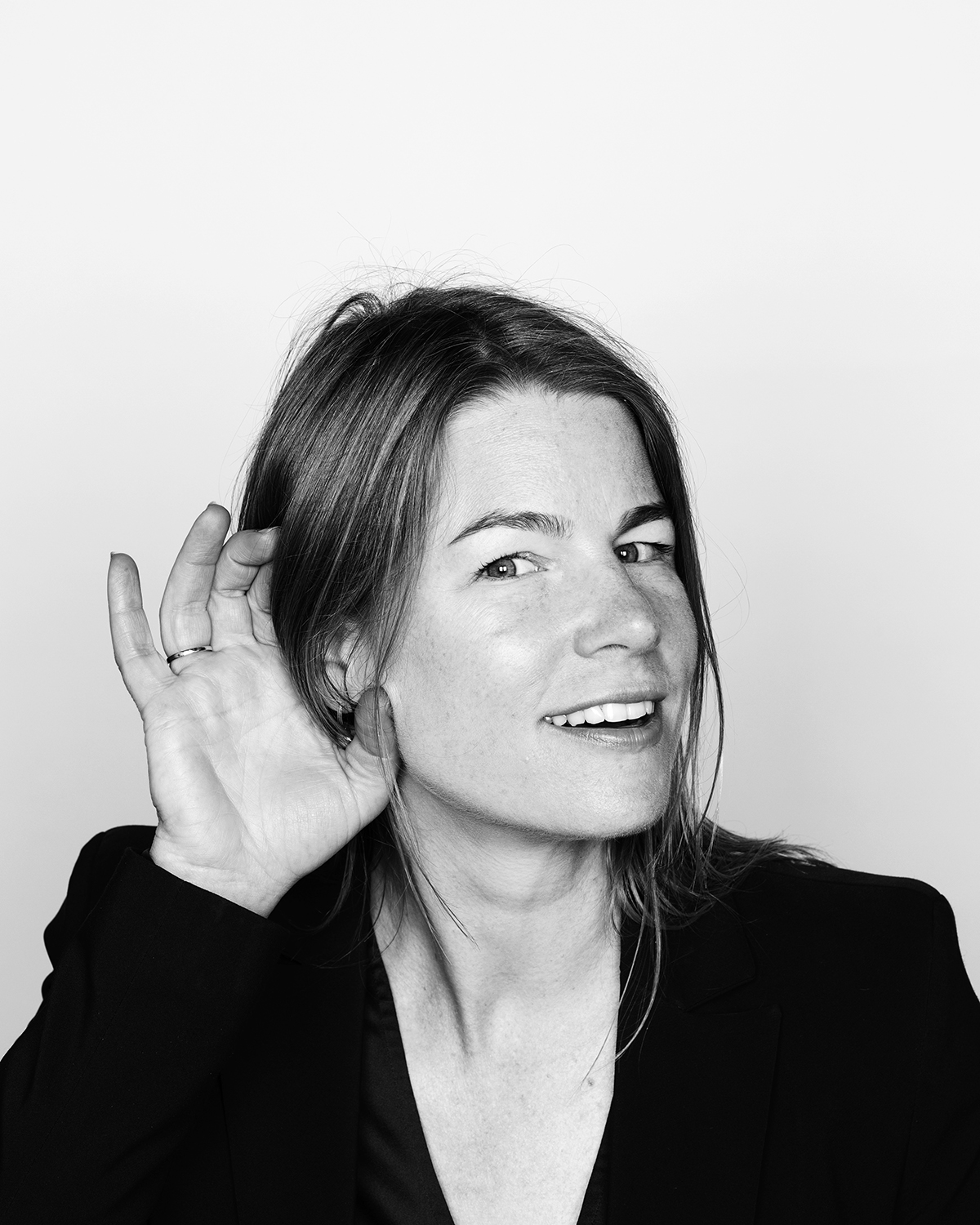 Sonja Wekema met haar hand achter haar oor