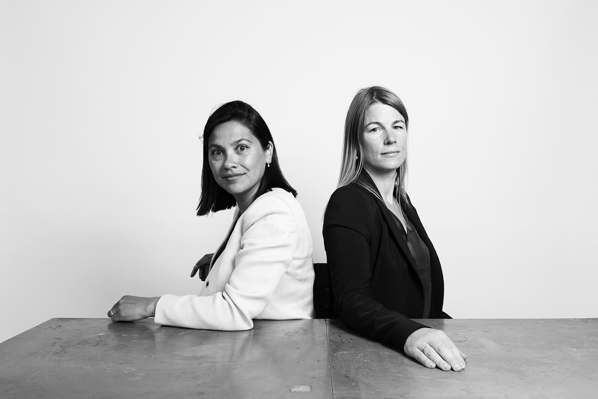 De oprichters van The Board Whisperers achter een tafel tijdens een strategiesessie, zwart-witfoto